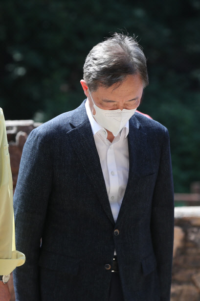 국민의힘 대선주자인 최재형 전 감사원장이 한국전쟁 정전협정기념일인 27일 경기도 연천군 유엔군 화장장 시설을 방문해 묵념하고 있다. 연합뉴스